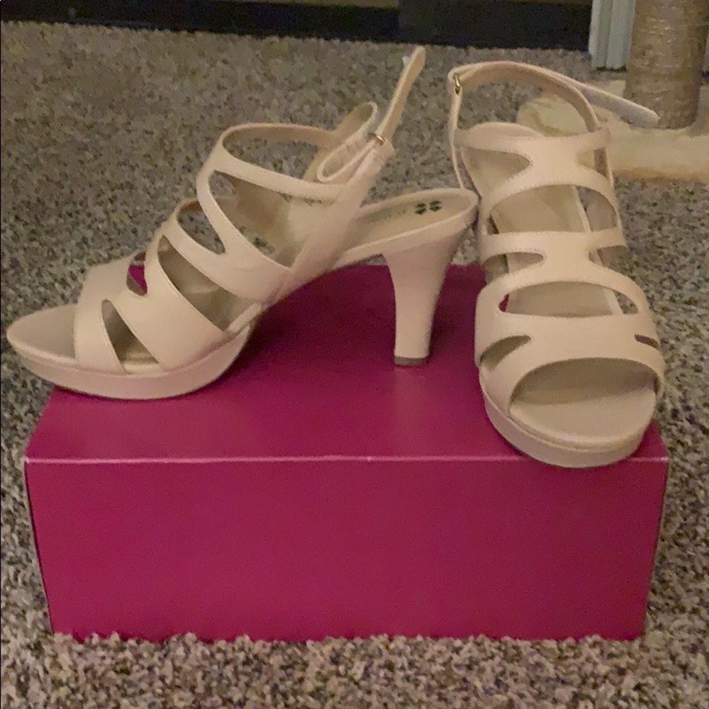 Pressley Taupe lea cream heels
